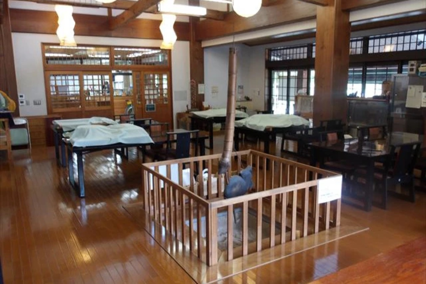 木造の温かみある室内、作業台が並ぶクラフトセンター内部