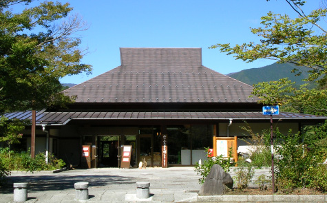 山を背にした木造の大きな山小屋風の建物外観